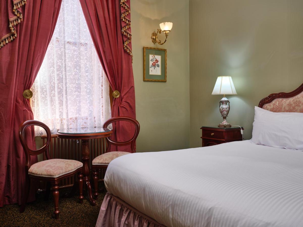 Craig'S Royal Hotel Ballarat Exterior foto A guest room at the hotel