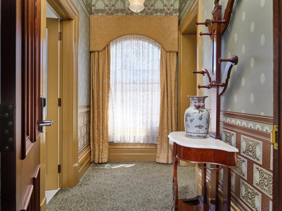 Craig'S Royal Hotel Ballarat Exterior foto The hallway