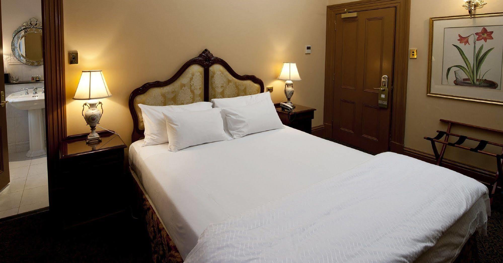 Craig'S Royal Hotel Ballarat Exterior foto A bedroom at the hotel